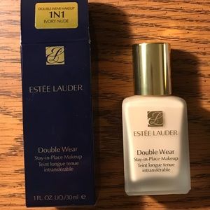 Estée Lauder Double Wear Foundation in Ivory Nude